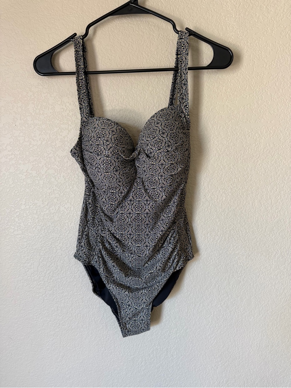 NWOT Nip Tuck Swim One Piece Swimsuit Size 8 Ruched Geometric Tummy Control